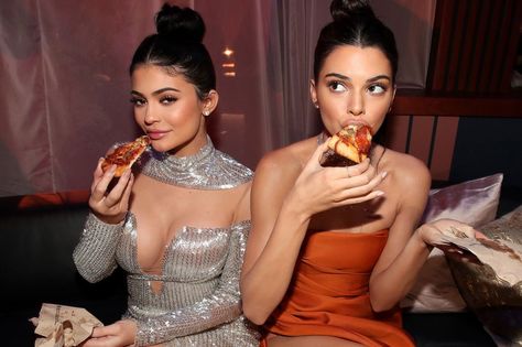 Photoshoot With Friends Ideas, Kylie Jenner Mom, Kendall Jenner And Devin Booker, Kylie Jenner Snap, Polenta Lasagna, Photoshop Retouching, Golden Globes After Party, Kyle Jenner, The Tooth Fairy