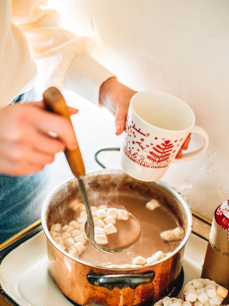 Gingerbread House Making Party, Gingerbread House Making, Nye Food, Gingerbread House Party, Christmas Cookie Party, Christmas Pastries, Gingerbread House Parties, Gingerbread Party, Hot Chocolate Bar