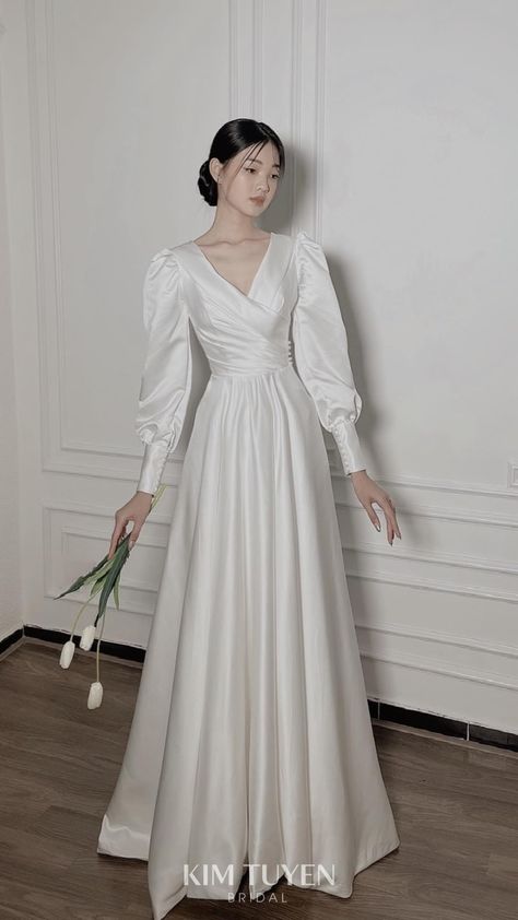 Simple But Elegant Dress, Cambric Fabric Dresses, Satin Dress Sweater Outfit, Pretty Gowns Classy, Elegant Women Dresses Classy, White Simple Dress Casual, Classic Dress Vintage Classy, Elegant Silk Dress Classy, Winter Gowns Elegant