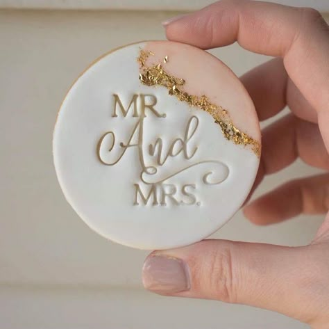 Wedding Biscuit, Personalised Biscuits, Bridal Cookies, Cookie Wedding Favors, Bridal Shower Cookies, Wedding Sweets, Sugar Cookie Designs, Fondant Cookies, Wedding Dessert Table