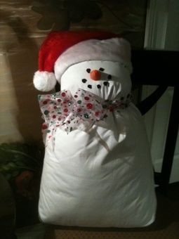 Make a snowman out of an old pillowcase or make a simple fabric sack. Snowman Pillow, Standard Bed, Navidad Diy, Bed Pillow, Snowman Crafts, Cool Ideas, Noel Christmas, Christmas Deco, Xmas Crafts