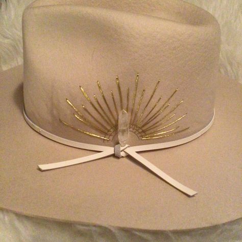 New Tagged 57 Cm Adjustablewool Cashmere Gorgeous Structured Rancher With Leather And Selenite Crystal Embellished Cowgirl Hat, Cool Cowboy Hats, Cowboy Hat Accessories, Beaded Hats Native American, Hat Bar Ideas, Hat Burning Ideas, Burning Hats, Brown Leather Hat, Art Hats