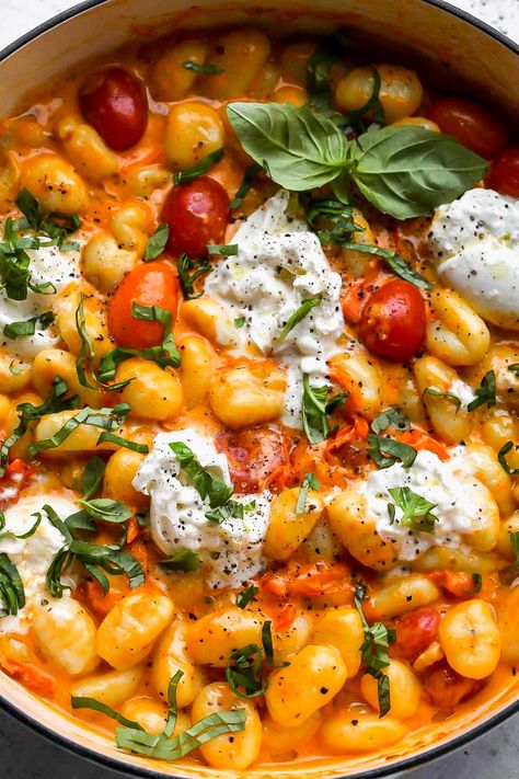 Gnocchi With Burrata, Creamy Tomato Gnocchi, Vegetarische Diners, Tomato Gnocchi, Resep Pasta, Diner Recept, Good Eat, Think Food, Gnocchi