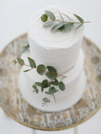 Add sprigs of eucalyptus wedding greenery leaves to a simple, all-white wedding cake for an organic, minimalist touch. See more co-ordinating ideas for an olive and ivory-inspired wedding here.  #weddinggreenery #wedding #greenery #weddingcake #cake #greenerycake #eucalyptus #cake #whitecake #minimalistwedding #whitewedding #rusticwedding #greenerywedding Eucalyptus Cake, Ivory Wedding Theme, Greenery Cake, Wedding Dessert Ideas, Green Wedding Cake, Creative Wedding Cakes, Wedding Greenery, Floral Wedding Cakes, All White Wedding