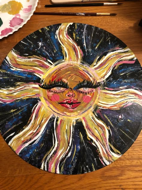 mix between hippie and grunge sun acrylic painting on old vinyl record Painted Cds Grunge, Painting On A Record, Paintings On Circle Canvas, Painting Ideas On Canvas Grunge, Record Painting Ideas Hippie, Sun Painting Acrylic, Painting Ideas Grunge, Painting On Records, Grunge Painting Ideas On Canvas