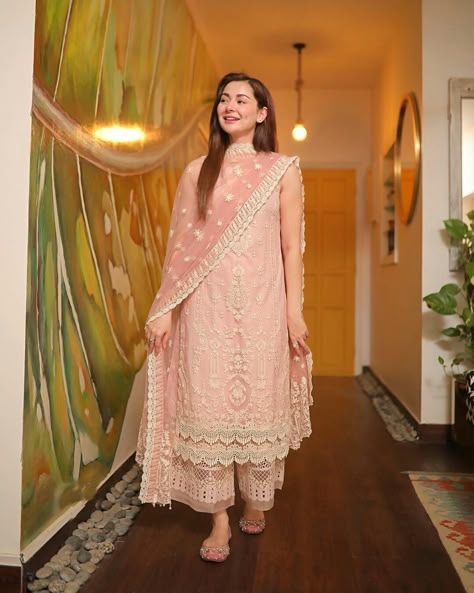 Hania Amir, Casual Indian Fashion, Salwar Kamiz, Pakistani Fancy Dresses, Pakistani Dresses Casual, Beautiful Pakistani Dresses, Traditional Indian Outfits, Simple Pakistani Dresses, Designer Party Wear Dresses