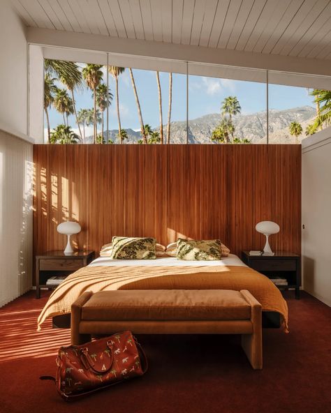 Tour a Midcentury Palm Springs Home With a ’70s Glam Makeover and Bonus Casita | Architectural Digest Palm Springs Bedroom, Tropical Apartment, Sunroom Bedroom, Palm Springs Interior Design, Mid Century Modern Palm Springs, Summer Los Angeles, Palm Springs Interior, Mid Century Palm Springs, Spring Architecture