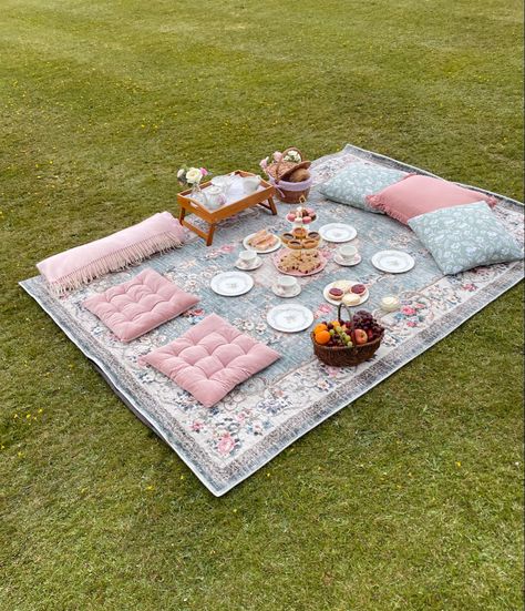 Picnic Party Decorations, Picnic Date Food, Picnic Setup, Picnic Planning, Picnic Birthday Party, Picnic Aesthetic, Picnic Inspiration, Romantic Ideas, Picnic Decorations