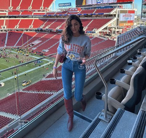 Winter Game Day Outfit Football, Football Game Outfit Fall, 49ers Outfit, Olivia Culpo Style, Girly Games, Cool Girl Outfits, Game Outfit, Football Game Outfit, Nfl Outfits