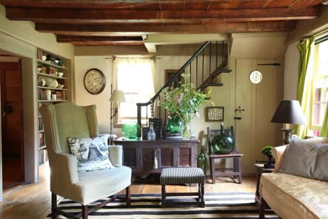 Annie Kelly used a mix of contemporary and period pieces to furnish this 18th-century cottage in Litchfield, Connecticut. In the living room, a 19th-century American stool, an 18th-century sofa and a 17th-century chest sit alongside a wingback armchair by Kelly and a striped jute rug. Farmhouse Patterns, New England Interior, Farmhouse Decor Bedroom, Wide Plank Floors, American Farmhouse Style, Colonial Farmhouse, Into The West, American Farmhouse, Country Cottage Decor