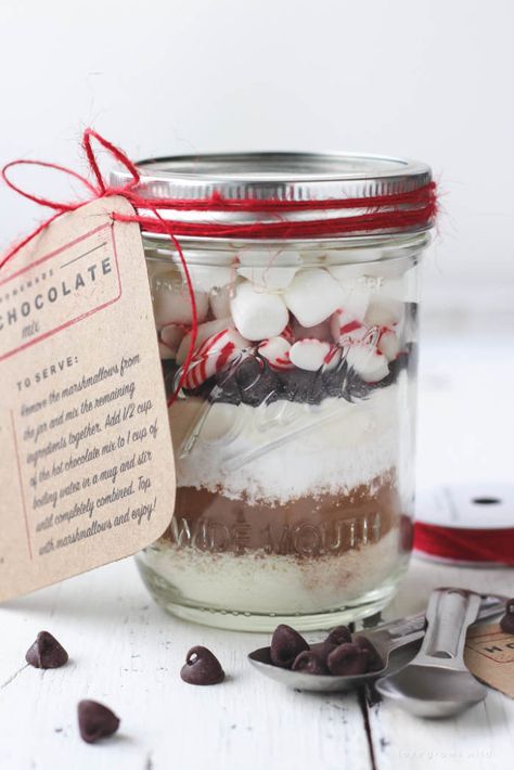 homemade-hot-chocolate-mix-2 Diy Hot Chocolate Mix, Jar Food Gifts, Hot Chocolate In A Jar, Christmas Cookies Packaging, Mason Jar Christmas Gifts, Homemade Hot Chocolate Mix, Diy Hot Chocolate, Cookies Packaging, Diy Hot Cocoa