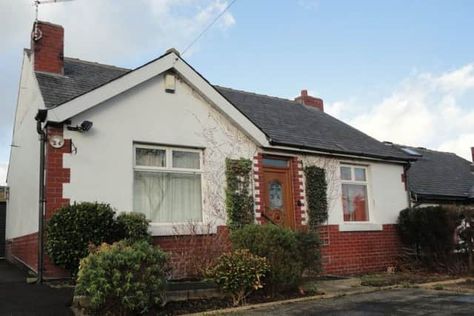 How to turn a dated bungalow into a cosy and modern home 1960s Bungalow Renovation, Brick Bungalow Exterior Makeover, Bungalow Renovation Interior, Cosy Bungalow, British Bungalow, 1920s Bungalow Exterior, Modern Bungalow Interior, 1950 Bungalow, Brick Bungalow Exterior