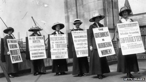 A group of suffragette women demonstrating with placards, in English, French and German, condemn the British government Feminist Halloween Costumes, Suffragette Movement, Suffrage Movement, Womens Equality, British Women, British Government, Feminist Art, Old London, Women In History