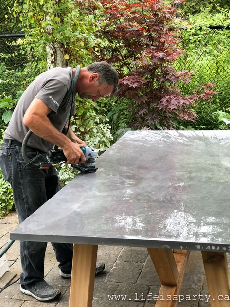 Diy Concrete Top Outdoor Dining Table, Outdoor Concrete Top Dining Table, Outdoor Concrete Table Diy, Outdoor Table Diy Upcycle, Outdoor Diy Table, Outdoor Tabletop Ideas, Diy Modern Outdoor Table, Concrete Picnic Table, Diy Faux Concrete Table