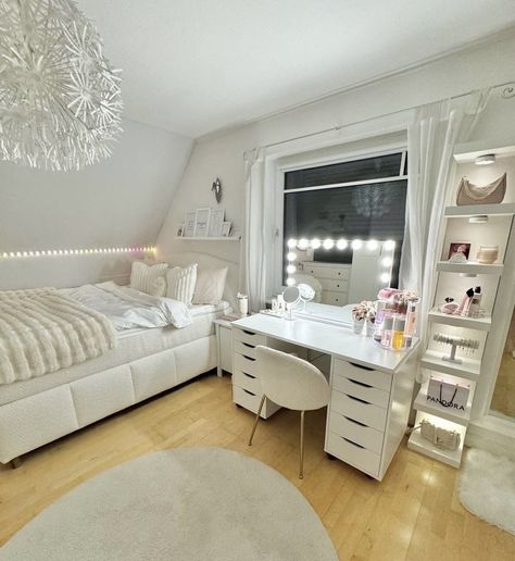 2024 Home Decor Trends, Bedroom Ideas For Small Rooms Cozy, Dream Bedroom Inspiration, White Room Decor, Luxury Room Bedroom, Classy Bedroom, Room Redesign, Dekorasi Kamar Tidur, Divan Bed