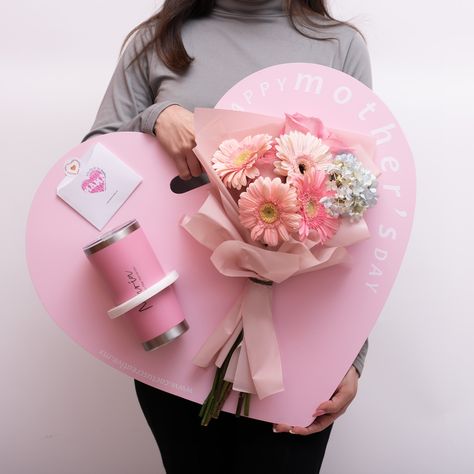 El favorito de nuestra colección pasada Ahora listo para regalar a mamá 🌷 Sigue siendo de nuestros favoritos 🤩 Perooooo no por mucho tiempo 🙈 Ya queremos mostrarles los nuevos productos 🥰 Flowers Boxes Ideas, Box Flowers Gift Ideas, Ideas Para Regalo, Purple Mums, Bouquets Ideas, Cactus Gift, Graduation Gift Ideas, Homecoming Ideas, Packaging Ideas Business