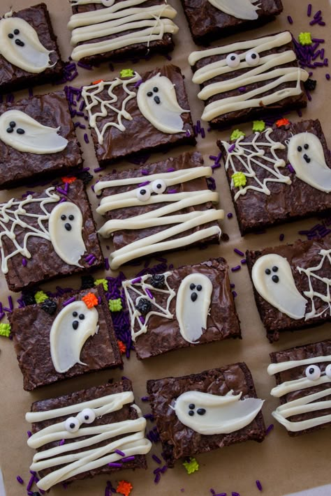 Easy Halloween Brownies 3 Ways - Handmade Farmhouse Resep Starbuck, Fun Halloween Desserts, Brownie Vegan, Boo Party, Pasteles Halloween, Halloween Deserts, Halloween Brownies, Postres Halloween, Recetas Halloween