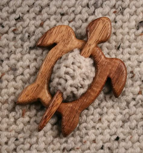 Learn All You Need To Know About Wood Whittling - Bored Art Art Sculpture En Bois, Wood Whittling, Tre Kunst, Scarf Pins, Wood Turtle, Bored Art, Wooden Brooch, Turtle Brooch, Shawl Pin