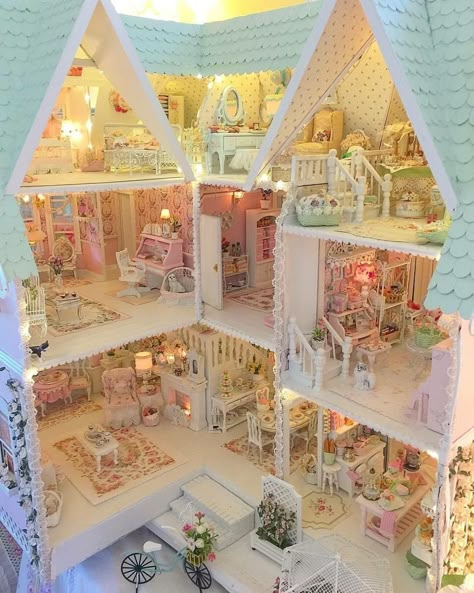 Large Doll House, Спонж Beauty Blender, Coquette House, Pink Dollhouse, Doll House Plans, Mini Doll House, Doll House Crafts, Dolls House Interiors, Miniature Rooms