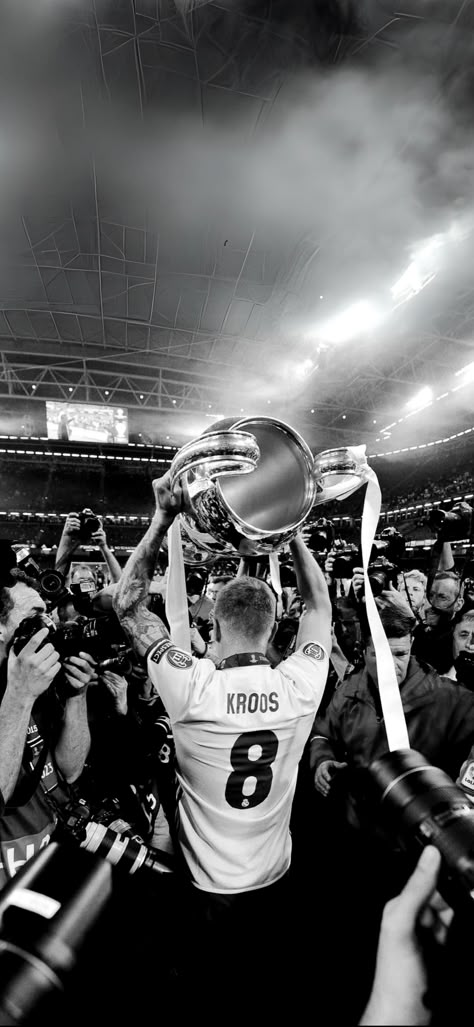 Football Iconic Photos, Real Madrid Black And White, Hala Madrid Wallpaper, Real Madrid Wallpapers Iphone, Toni Kroos Wallpapers, Wallpaper Madrid, Kroos Wallpapers, Real Madrid Aesthetic, Real Madrid Icon