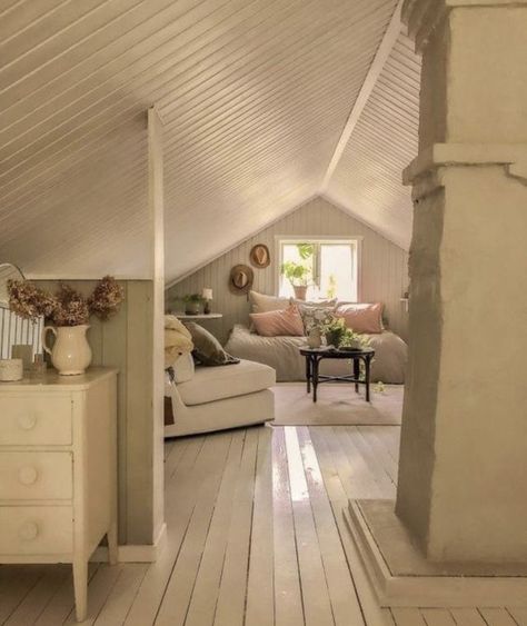 Cottage Attic Bedroom, Cottages Interiors, Attic Bedroom Designs, Casa Country, Attic Remodel, Attic Bedroom, Attic Rooms, House Room, Room Inspiration Bedroom