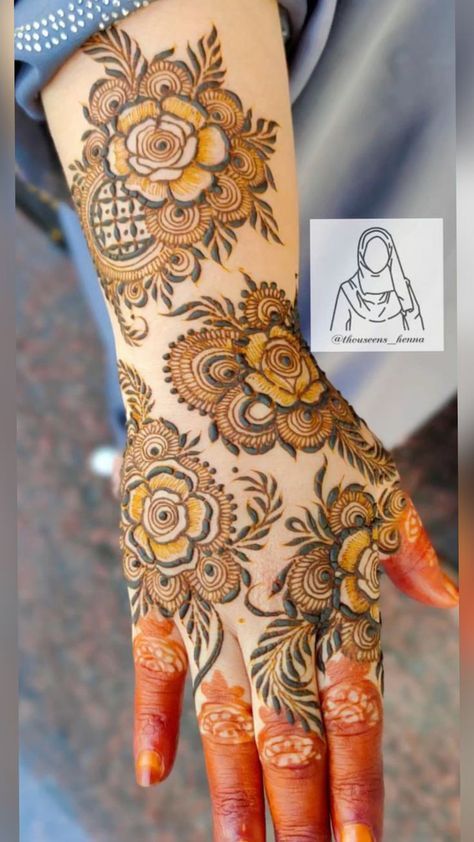 Back Side Design Mehndi, Rose Flower Henna Design, Flower Mehndi Designs Front Hand, Mahadi Design Simple, Mehndi Designs Front Side, Flowers Mehendi Designs, Front Side Mehndi Design, Flower Mehandi Designs, Flower Mehendi Designs