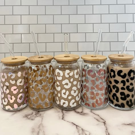 Leopard print 🐆 Glass Can With Bamboo Lid, Beer Glass With Vinyl, Vinyl Cup Gifts, Cheetah Beer Glass Cup, Iced Coffee Glass Cups Diy, Glass Coffee Cup Design Ideas, Glass Cup With Lid And Straw Design, Glass Cups With Straws, Glass Cups With Vinyl Diy