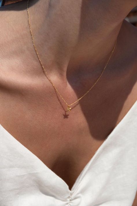 ÉTOILE necklace. Simplistic Jewelry, Jewelry Necklace Simple, Preppy Jewelry, Fancy Jewelry Necklace, Pretty Jewelry Necklaces, Starfish Pendant, Golden Chain, Jewelry Accessories Ideas, Dainty Gold Necklace