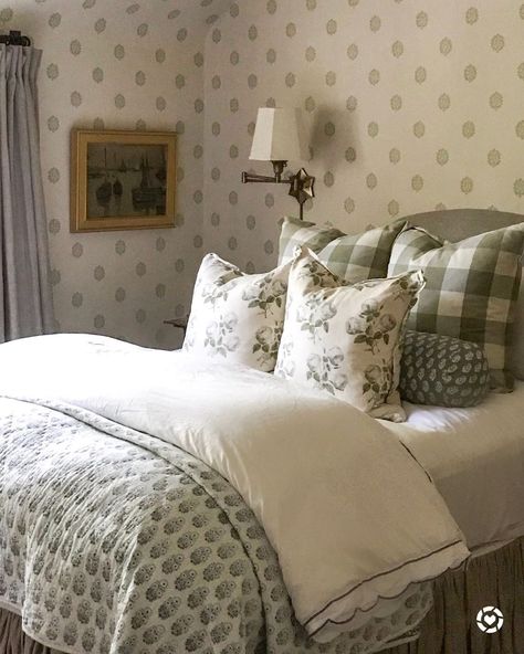 Tessa Foley on Instagram: “Our summer bedding is giving me all the New England vacation home feelings! (Duvet cover + scalloped shams linked in LIKEtoKNOW.it app)…” Brooklinen Bedding, New England Vacation, Tessa Foley, Cozy Cottage Bedroom, England Vacation, Rustic Bedroom Decor, Bedroom Trends, Cottage Interior, Adult Bedroom