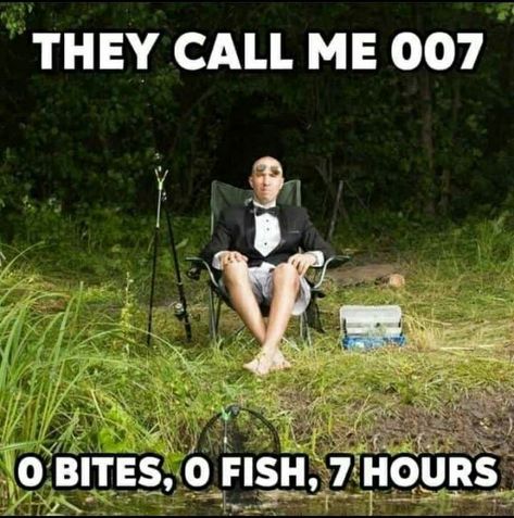 Funny Fishing Pictures, Funny Hunting Pics, Fishing Jokes, Country Jokes, Hunting Humor, Telescopic Fishing Rod, Bass Fishing Tips, Funny Pix, Fishing Quotes