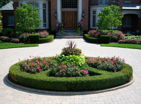 17 Brilliant Front Yard Landscape Design Ideas Circle Drive Landscaping, Driveway Circle, Roundabout Design, Front Landscaping Design, Circle Driveway Landscaping, Circular Garden, Circle Driveway, Front Yard Garden Ideas, Entrance Landscaping