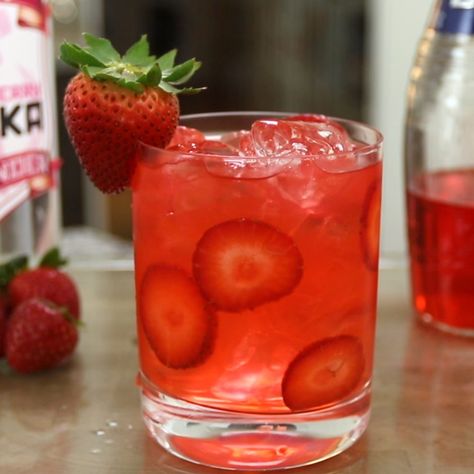 Red Alcoholic Drinks, Strawberry Cocktail Recipe, Summer Mixed Drinks, Summer Sangria Recipes, Strawberry Cocktail, Yummy Summer Cocktails, Strawberry Liqueur, Valentine Drinks, Valentine Cocktails