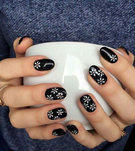 Black And Daisy Nails, Dark Spring Nails Short, Gel Nail Art Designs Black And White, Short Gel Nails Black Design, Short Black Nails With Flowers, Dark Floral Nail Designs, Black Nail Designs Flowers, Black And White Nails With Flowers, Black Nails With Daisy