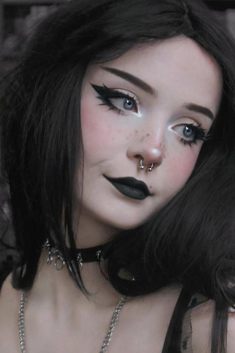 Soft Goth Makeup, Fete Emo, Goth Makeup Looks, Goth Makeup Tutorial, Soft Goth, Goth Glam, Cool Makeup Looks, Makijaż Smokey Eye, Makeup Guide