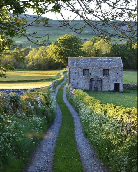 Image Nature, British Countryside, Dirt Road, Old Stone, Stone House, English Countryside, English Cottage, North Yorkshire, Pretty Places