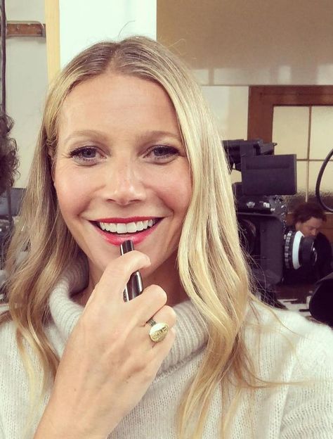 Philip B Rejuvenating Hair Oil: Gwyneth Paltrow uses the hair products Gwyneth Paltrow Outfits, Gwyneth Paltrow Style, Marvel Bts, Gfriend Kpop, Celebrity Skin Care, Sowon Gfriend, Celebrity Skin, Good Skin Care, Skull Island