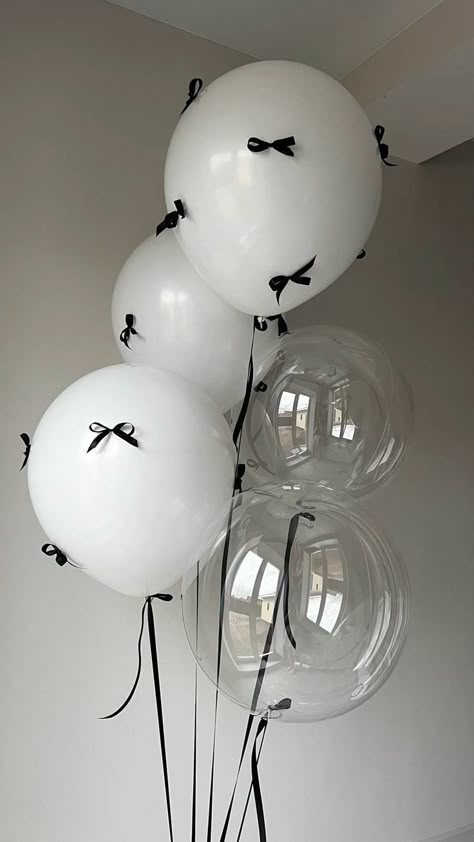 Clear Balloon Decorations Party Ideas, Bow Design Birthday Decoration, 19 Birthday Decorations Party Ideas, Coquette Black And White Party, 18th Bday Decor, Bow Birthday Party Ideas Black, Black White Cake Design, Black Coquette Party Theme, 18th Birthday Cake Black And White