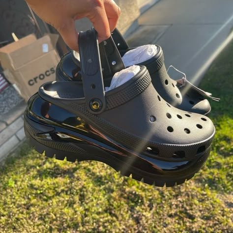 Platform Croc Clogs Platform Crocs Black, Croc Platforms Outfit, High Crocs, Chanclas Crocs, Crocs Platforms, Platforms Outfit, Crocs Heels, Croc Clogs, Stylish Shoes Heels