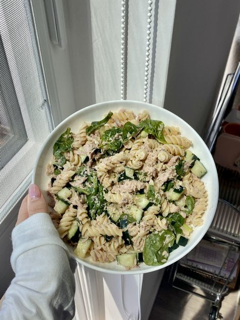 healthy dill tuna pasta salad Light Tuna Recipes, Noodle Tuna Salad, Healthy Noodle Salad, Light Lunch Ideas Healthy, Tuna Salad Ideas, Pasta Salad Aesthetic, Tuna Salad Salad, Pasta Tuna Salad, Tuna Meals