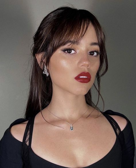 best of jenna ortega on Twitter: "Jenna Ortega for ‘Jimmy Kimmel Live’ https://t.co/Q7uHi1YY3H" / Twitter New Year's Makeup, Day Makeup Looks, Jen Jen, Red Lip Makeup, Valentines Day Makeup, Mia 3, Face Contouring, Looks Black, Day Makeup