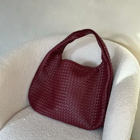 Yes it’s back in stock! - Order before it gets sold out again! Maroon Shoulder Bag, Woven Bag Outfit, Maroon Bag, Braided Bag, Chique Outfit, Woven Leather Bag, My Style Bags, Fall Bags, Woven Bags