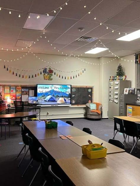 Elementary Science Classroom Setup, Dim Lighting Classroom, Fairy Light Classroom, Classroom Simple Decor, Fun Classroom Decor High Schools, Hanging Lights In Classroom, Classroom Portable Ideas, Co Teaching Classroom Layout, Chill Zone Classroom Ideas