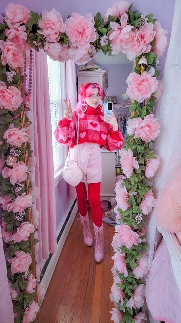 Cochella Outfits Pink, Pastel Pop Outfit, Lovecore Winter Outfit, Colorful Vintage Aesthetic Outfits, Pancake Outfit, Cupidcore Outfits, Bubblegum Aesthetic Outfits, Lovecore Outfits Men, Pink Maximalist Outfit