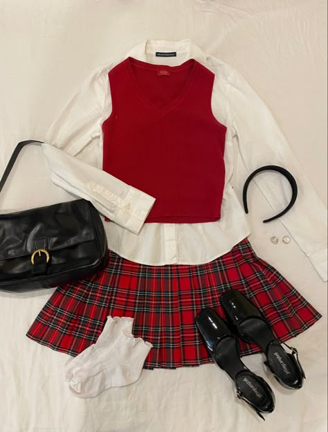 #preppy #cherhorowitz #clueless #ootd #preppyoutfit #fashion #christmas Cher Clueless Aesthetic Outfits, Clueless Aesthetic Outfits, Clueless Cher Outfits, Clueless Outfits Inspiration, Cher Inspired Outfits, Cher Horowitz Outfit, Cher Clueless Outfit, Outfit Inspo 90s, Cher Outfits