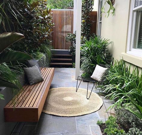 Small Patio Ideas Townhouse, Patio Ideas Townhouse, Fun Garden Art, Small City Garden, Townhouse Garden, Small Courtyard, Small Courtyard Gardens, Courtyard Gardens Design, Courtyard Gardens