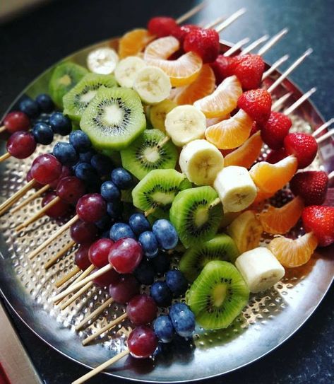 Fruit Kebabs, Fruit Platter Designs, Berbuka Puasa, Fruit Skewers, Family Bbq, Party Food Buffet, Catering Ideas Food, Rainbow Fruit, Party Food Platters