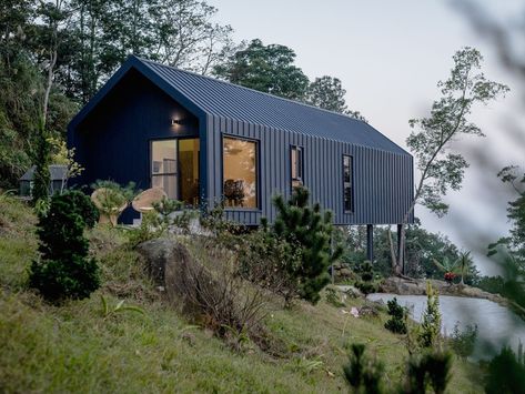 Simple house on stilts makes a budget-conscious mountain retreat Affordable Prefab Homes, Architectural Ideas, Prefab Cabins, House On Stilts, Casa Container, Prefabricated Houses, Barn Homes, Mountain Homes, Mountain Home