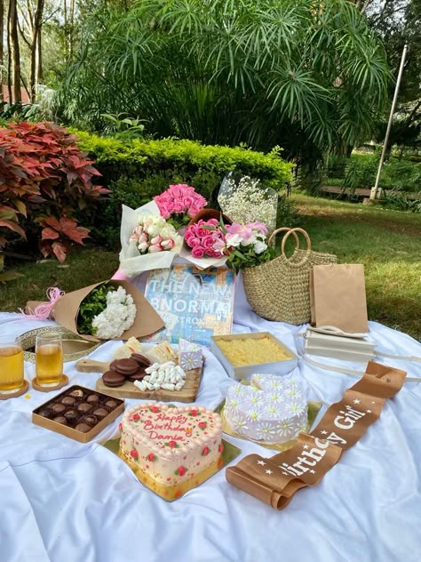 18th Birthday Picnic Ideas, Birthday Picnic Party Ideas, Summer Birthday Aesthetic, Cute Birthday Picnic, Picnic Aesthetic Birthday, Picnic Birthday Party Aesthetic, Picnic Set Up, Beach Balloons, Pinterest Picnic