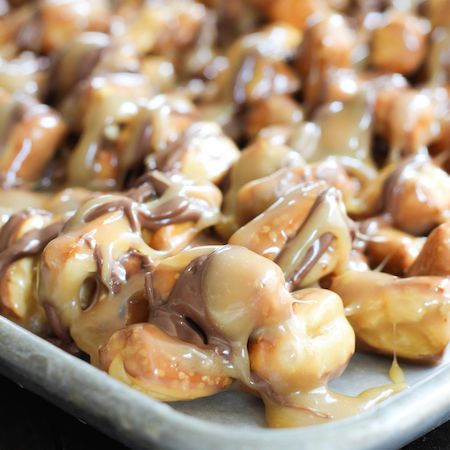 Honey Mustard Recipes, Chocolate Caramel Pretzels, Caramel Pretzels, Snack Mix Recipes, Chex Mix, Köstliche Desserts, Chocolate Caramel, Yummy Sweets, Snack Mix