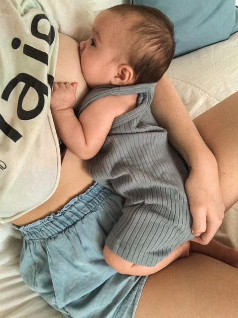 Mom Breastfeeding Baby Aesthetic, Pregnant Single Mom Aesthetic, Mom Breastfeeding Baby Photography, Newborn Mom Photos, Baby Mama Aesthetic, Future Mom Aesthetic, Baby Breastfeeding Aesthetic, Future Mom Goals, Breastfeeding Aesthetic